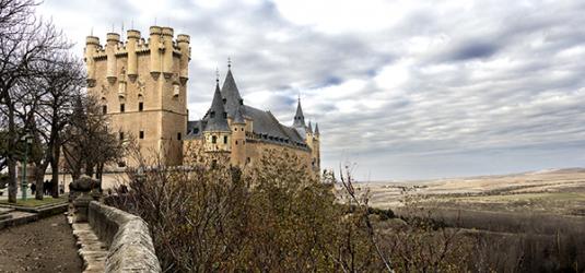 Vista lejana frontal del Alcázar de Segovia desde los jardines