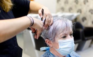 Se reanuda en Alcobendas el servicio de peluquería para los mayores