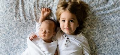 Recurso pediatria niña y hermano bebe