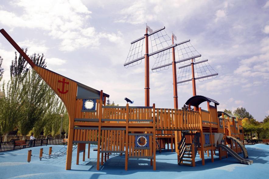 Barco Pirata escalable, una de las múltiples instalaciones de ocio infantil al aire libre de las que dispone el municipio de Alcobendas