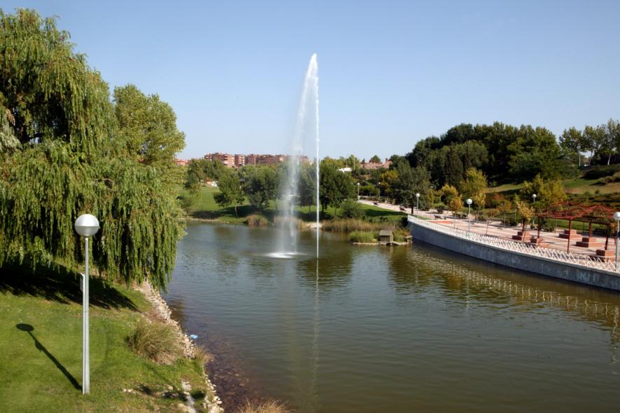 Fuente de chorro en el centro del estanque del parque de Andalucía