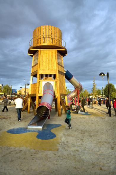 Imagen del tobogán Parque temático del Poblado del oeste_Distrito Norte_Instalaciones infantiles recreativas Alcobendas