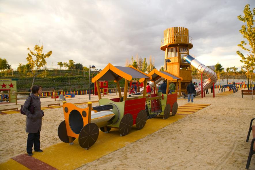 Parque temático del Poblado del oeste_Distrito Norte_Instalaciones infantiles recreativas Alcobendas_columpios