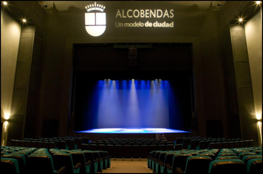 Escenario del teatro auditorio municipal de Alcobendas con uno de los múltiples juegos de iluminación de los que dispone la instalación