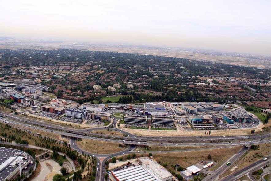 Vista aérea zona de ocio Diversia Alcobendas, y Parque empresarial Arroyo de la Vega con la Moraleja al fondo