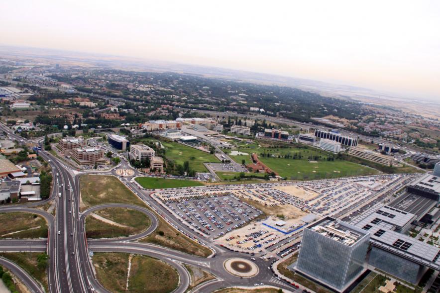Vista aérea de la "Ciudad Telefónica" y sus alrededores. Parque tecnológico