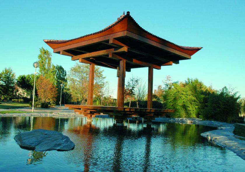 La preciosa pagoda japonesa de la que cuelga la campana de la paz, se eleva sobre el lago del parque del Jardin de la Vega dando la sensación de flotar. 