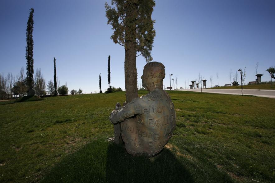 Una de las siete esculturas mezcladas con la naturaleza que componen la obra  "El corazón de los árboles, 2007" del escultor Jaume Plensa situada en el parque Sur de Fuente Lucha