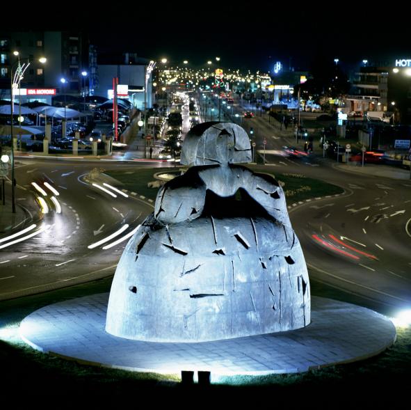 La Menina de noche.  Colección Arte en la Ciudad. Escultura que mide 7 metros, pesa 12.500 kg  y está elaborada en bronce