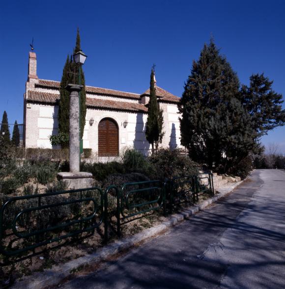 Ermita de Nuestra Señora de La Paz, dentro del recinto del cementerio municipal de Alcobendas