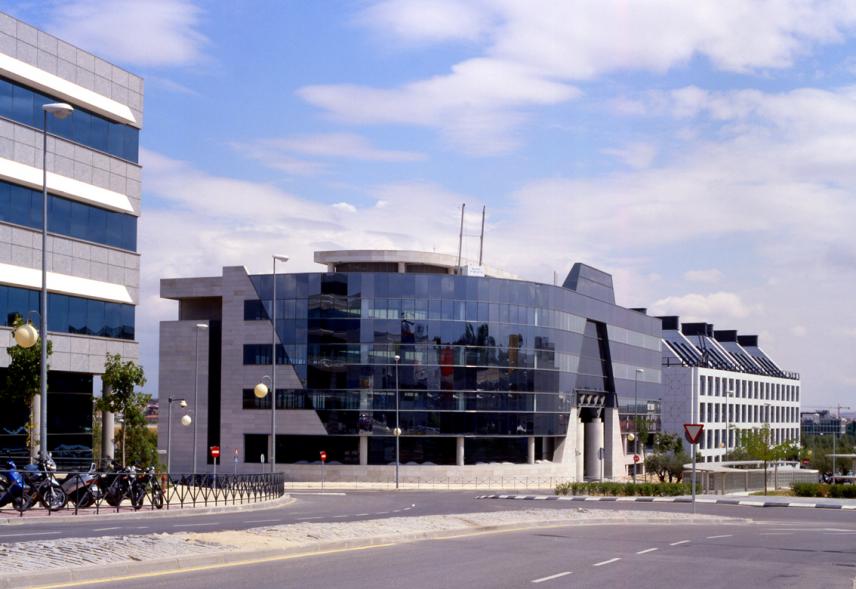 Edificios de oficinas en la zona parque empresarial  Arroyo de la Vega aledaña a la Moraleja