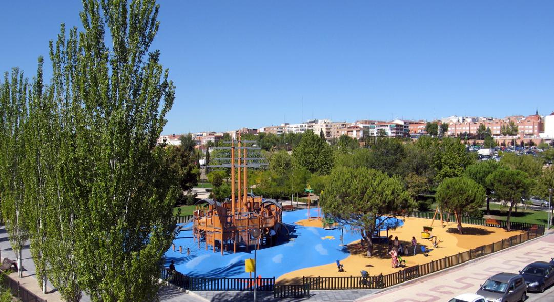Vista general zona de ocio infantil  del Parque temático Barco Pirata del Arroyo de la Vega