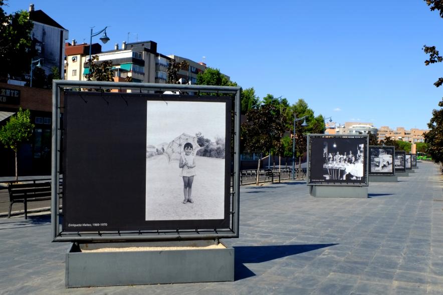 Exposición fotográfica al aire libre en el bulevar Salvador Allende