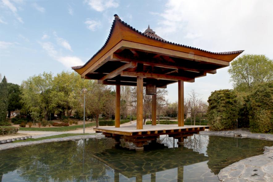 Preciosa pagoda en el lago, que alberga bajo su techo protector una campana de la paz, Cultura milenaria japonesa en Alcobendas