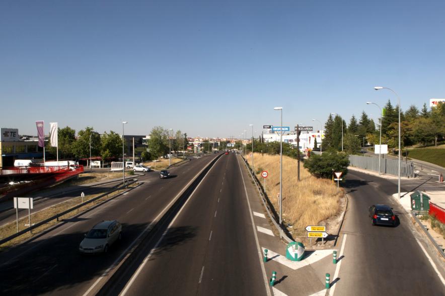 Acceso a polígono industrial desde la carretera de Fuencarral, una de las muchas maneras de acceder al municipio.