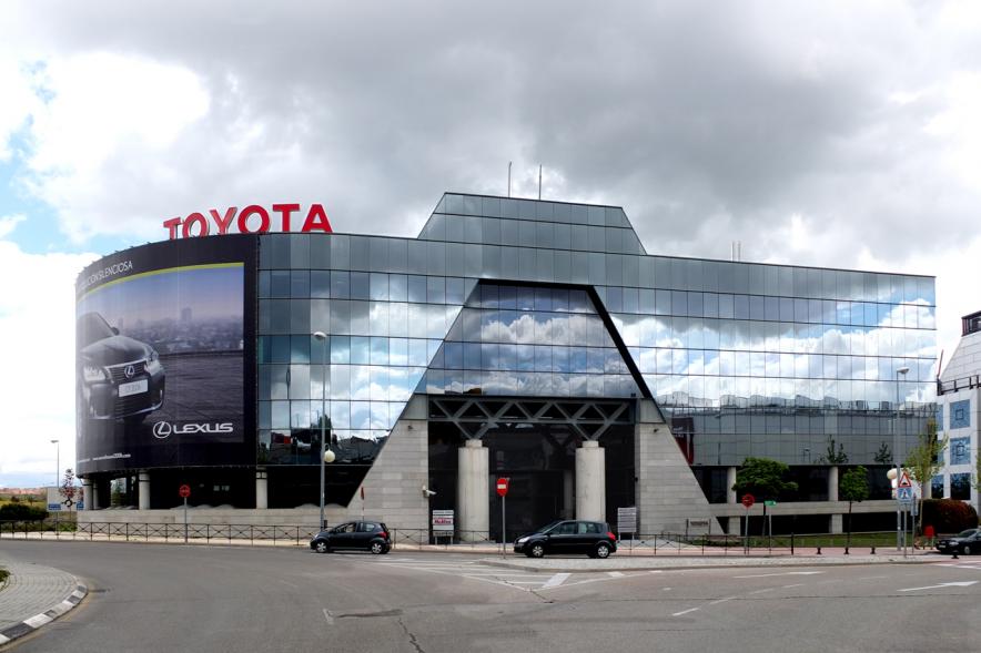 Edificio Toyota en la zona empresarial Arroyo de la Vega frente al Heron City