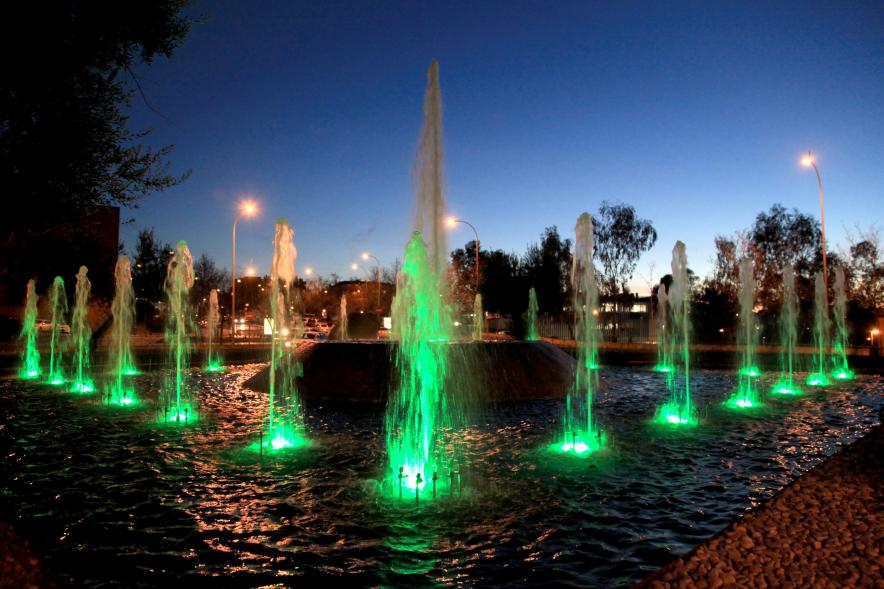 Fuente iluminada en verde en Parque de Galicia