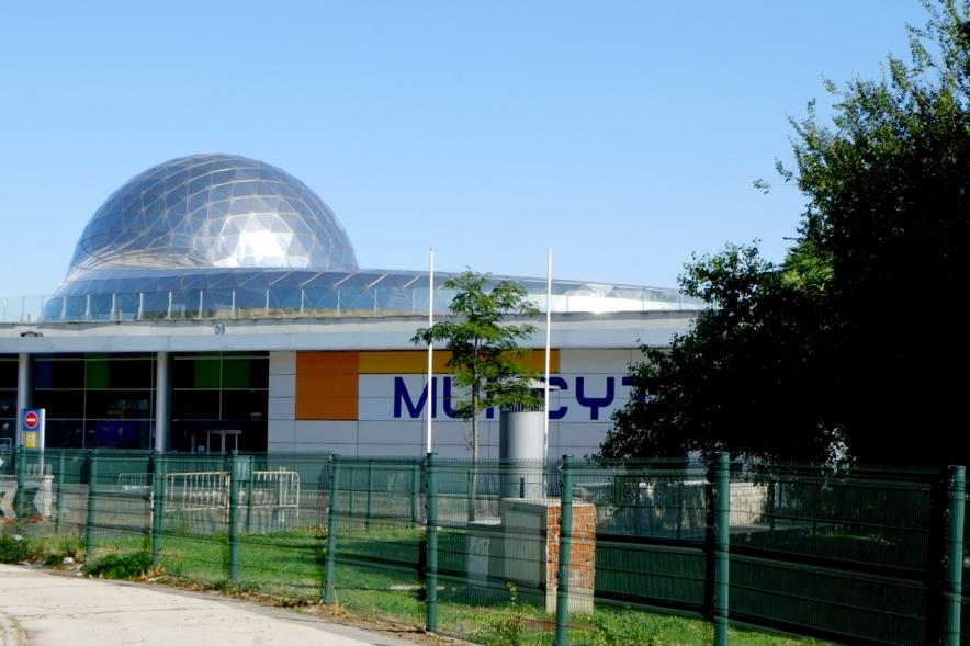 El museo nacional de ciencia y tecnología de España (MUNCYT), se encuentra en Alcobendas, concretamente en el edificio Cosmocaixa que puede verse en la foto