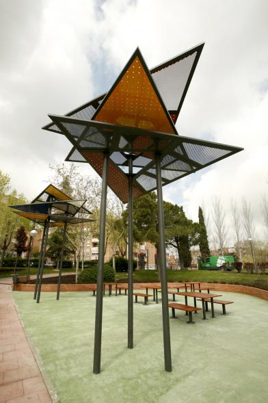 Vista rincón con toldos modernistas del Parque de la Comunidad de Madrid_Distrito Centro