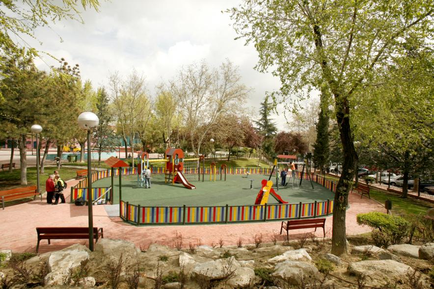 Parque infantil al aire libre en el parque Comunidad de Madrid