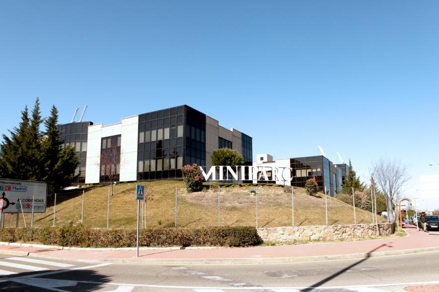 Complejo de oficinas Minipark, en el Soto de La Moraleja. Visto desde su acceso por la N-I, con detalle en la escultura con el nombre del recinto