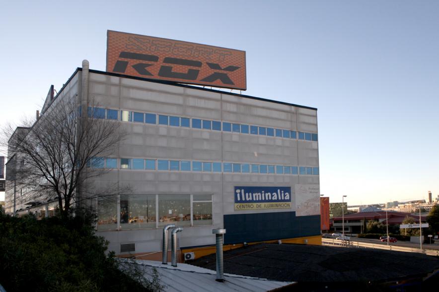 Vista de uno de los múltiples edificios del parque empresarial donde se pueden ver la sede de Rox Sport y  la exposición de lamparas de la empresa Luminalia