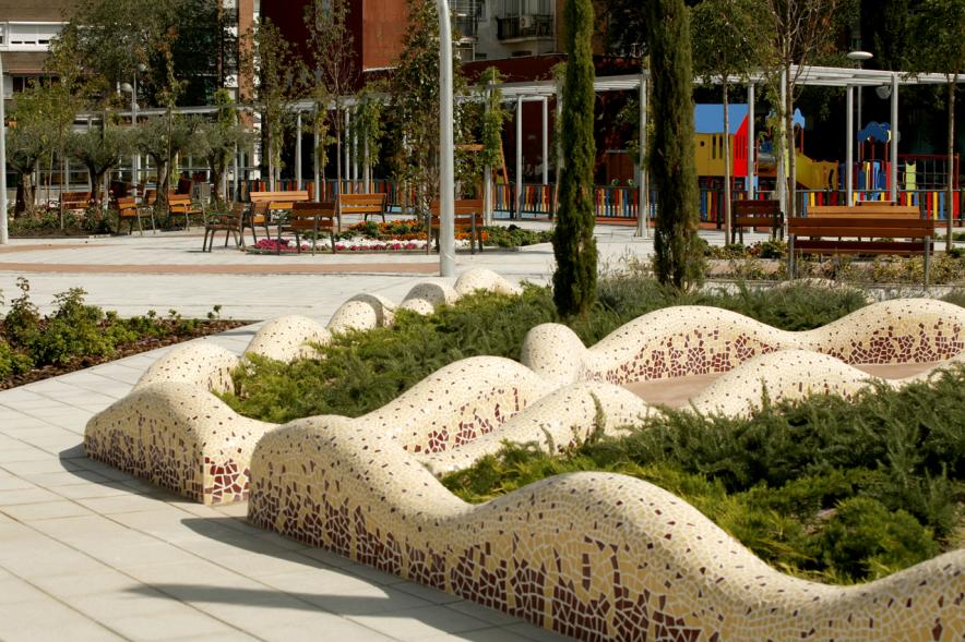 Jardineras decoradas con mosaico de  azulejo al estilo del Parque Güell en el parque de Cataluña