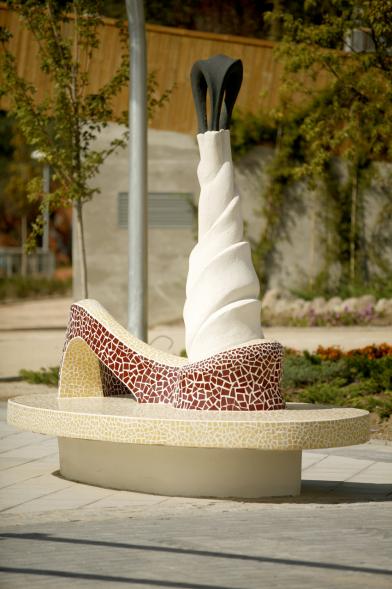 Bancos en el parque de Cataluña homenajeando el estilo artístico del genial arquitecto catalán Antoni Gaudí
