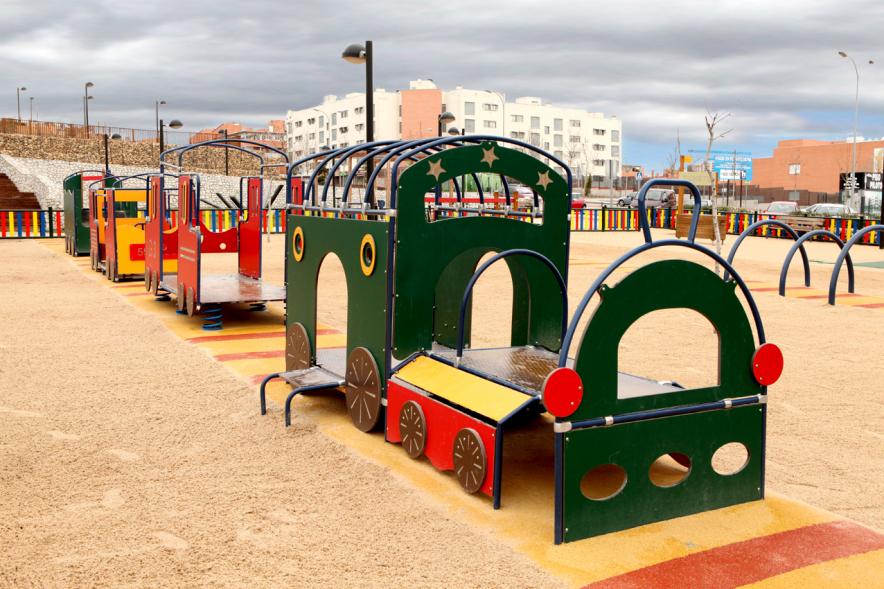 Trenecitos en área de juegos Parque temático infantil del Poblado del oeste_Distrito Norte_Alcobendas