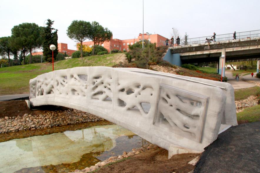 Vista lateral del primer puente del mundo impreso en 3D de hormigón en el Parque de Castilla la Mancha