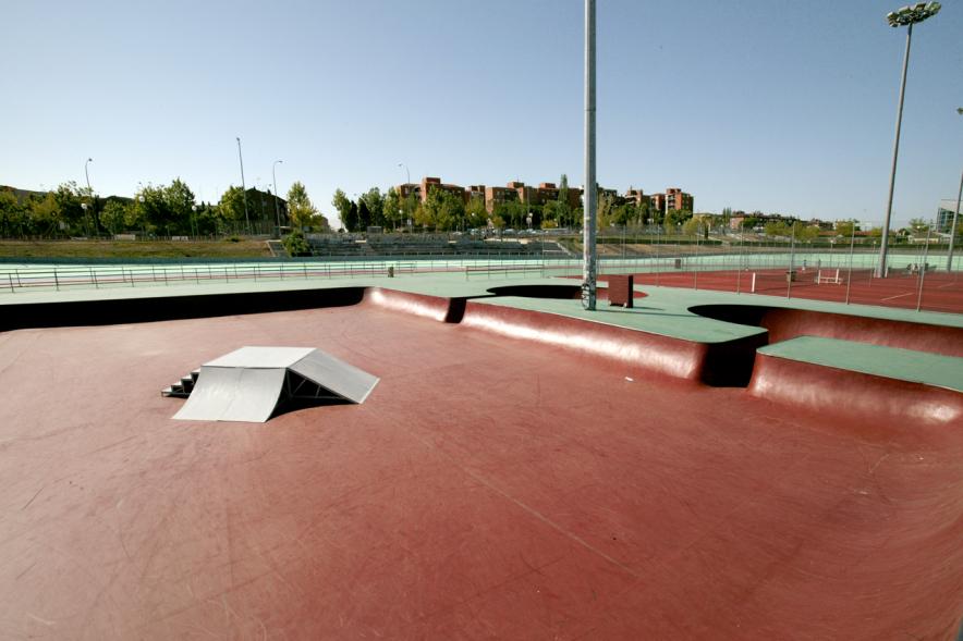 Parte central de la pista de skate en la Ciudad Deportiva Valdelasfuentes con la ciudad al fondo