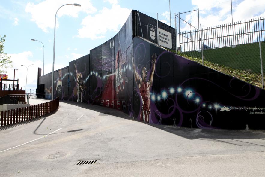 Mural de arte urbano en estilo graffiti decorando los muros del complejo deportivo José Caballero
