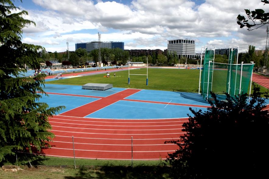 Vista general del estadio de atletismo municipal en el complejo deportivo José Caballero