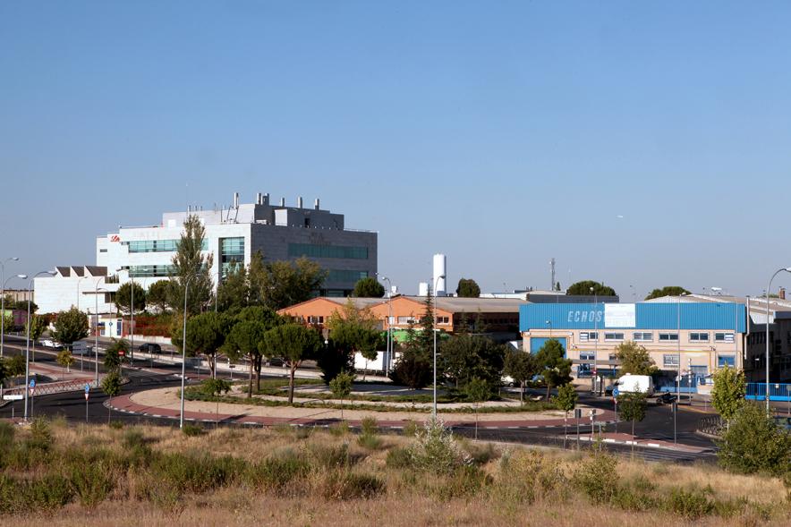 Detalle de una de las zonas industriales de Alcobendas , donde se puede apreciar la convivencia con las zonas verdes
