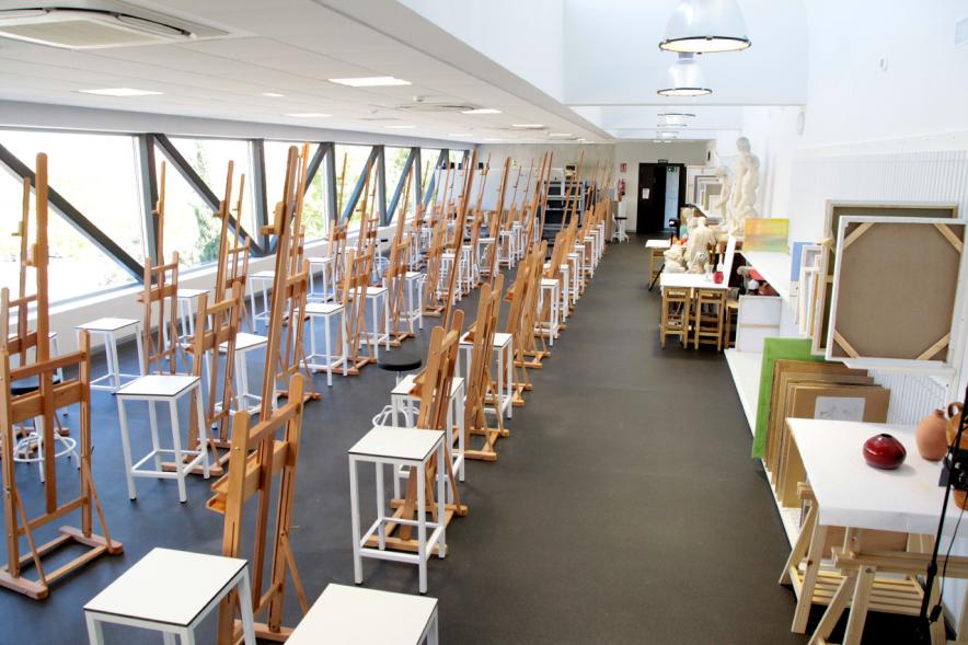Sala de pintura, con caballetes para el alumnado en la Universidad Popular Miguel Delibes
