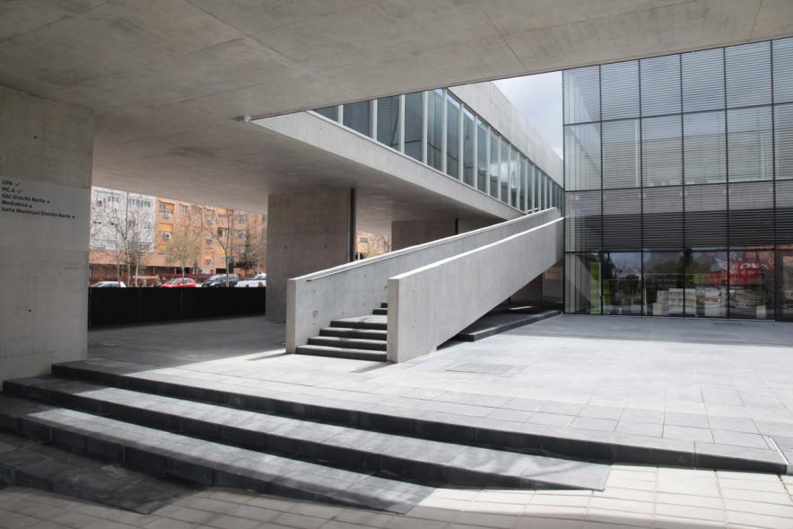 Rampas y escaleras acceso a la Universidad Popular Miguel Delibes