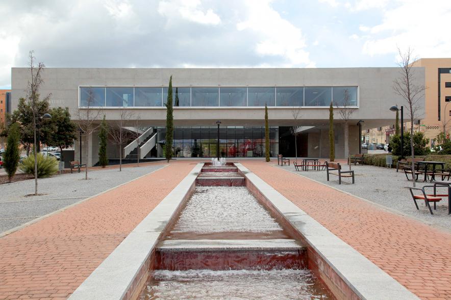Inmediaciones a la fachada principal de la Universidad Popular Miguel Delibes