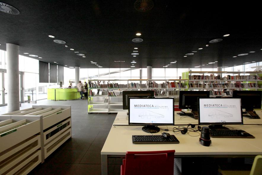 Detalle de la sala de lectura Mediateca Miguel Delibes de Alcobendas
