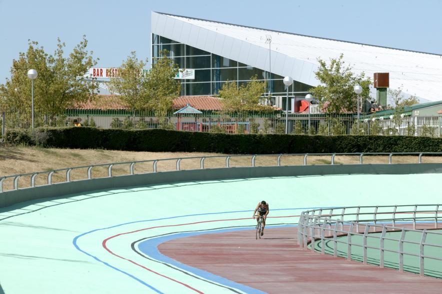 Ciclista rodando en el Velódromo de la Ciudad Deportiva Valdelasfuentes