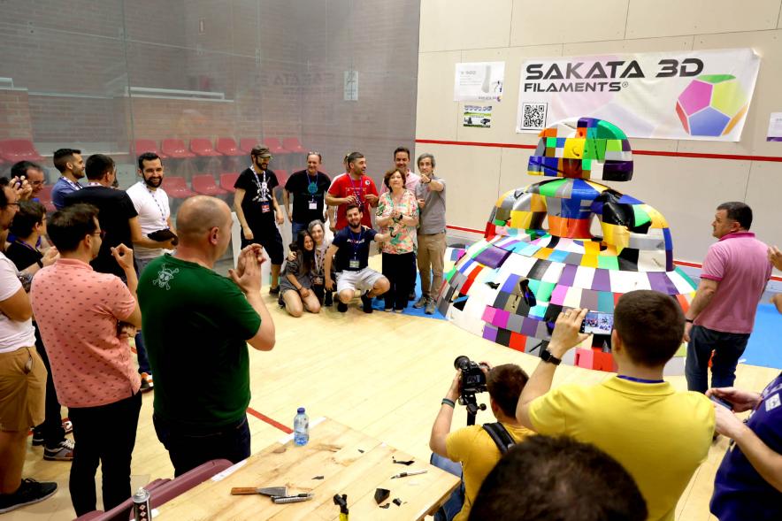 Alcalde Aitor Retolaza y Concejales Rosario Tamayo, Roberto Fraire y Participantes en el Stand SAKATA. 3D Party en el Pabellón Amaya Valdemoro 2022