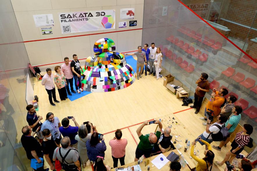 Alcalde Aitor Retolaza y Concejales Rosario Tamayo, Roberto Fraire y Participantes en el Stand SAKATA. 3D Party en el Pabellón Amaya Valdemoro 2022