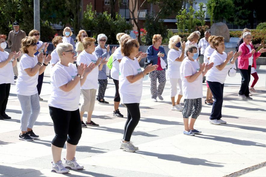 Baile de Mayores. Participantes en la Plaza del Ayuntamiento -2022