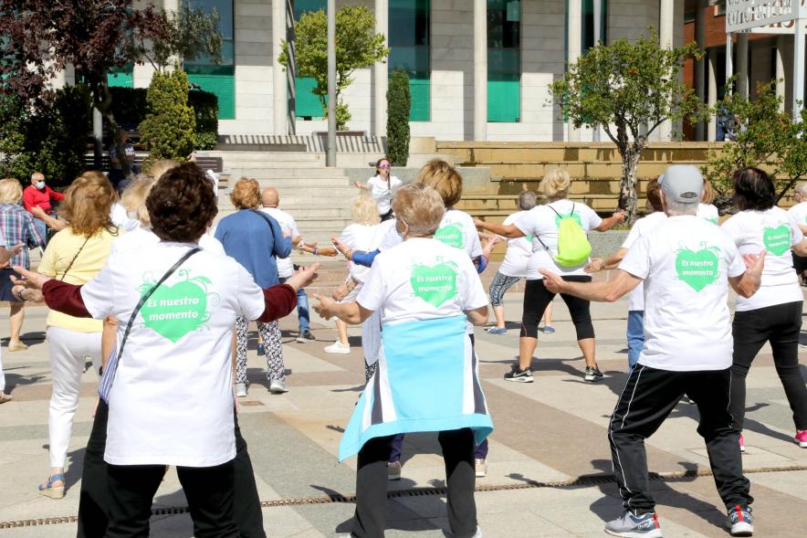 Baile de Mayores. Participantes en la Plaza del Ayuntamiento -2022