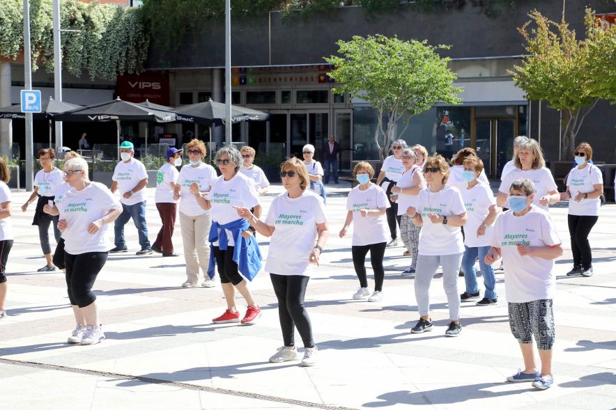 Baile de Mayores. Participantes en la Plaza del Ayuntamiento -2022