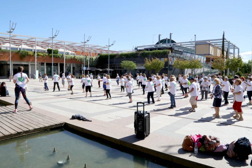 Baile de Mayores. Participantes en la Plaza del Ayuntamiento -2022