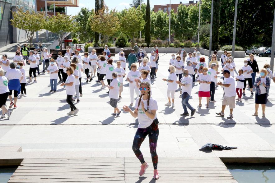 Baile de Mayores. Participantes en la Plaza del Ayuntamiento -2022