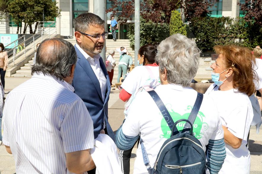 Vicealcalde Rafael Sánchez Acera y Participantes en la Plaza del Ayuntamiento -2022