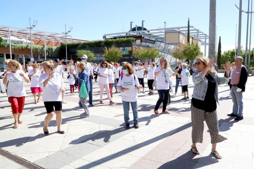 Baile de Mayores. Participantes en la Plaza del Ayuntamiento -2022