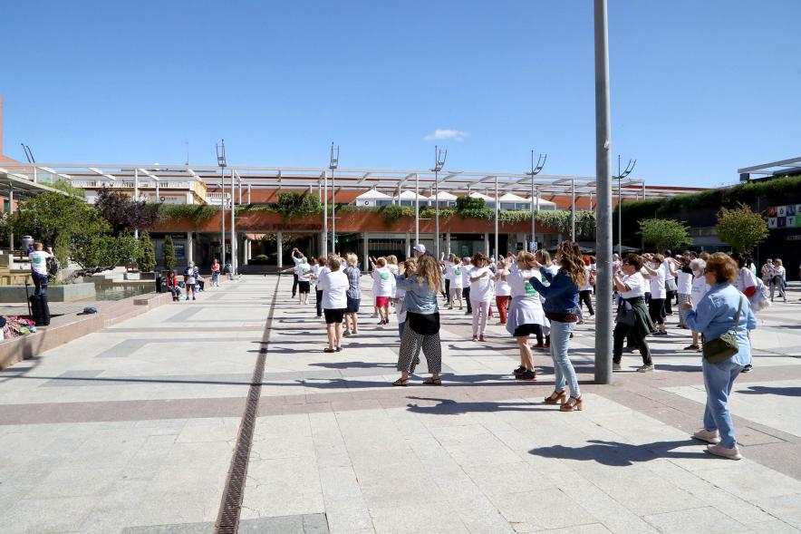 Baile de Mayores. Participantes en la Plaza del Ayuntamiento -2022