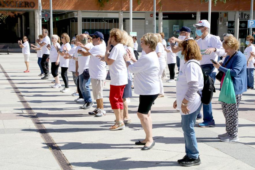 Baile de Mayores. Participantes en la Plaza del Ayuntamiento -2022